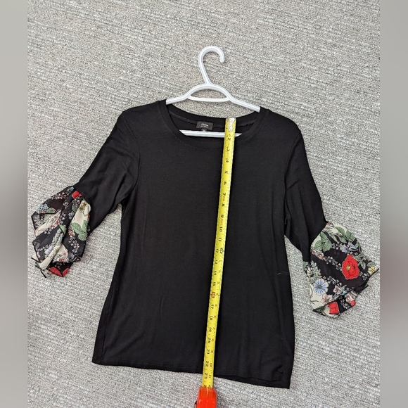 Storm Women's (Medium) Black Relaxed Fit Top With Flowy Floral 3/4 Sleeves - Picture 5 of 10